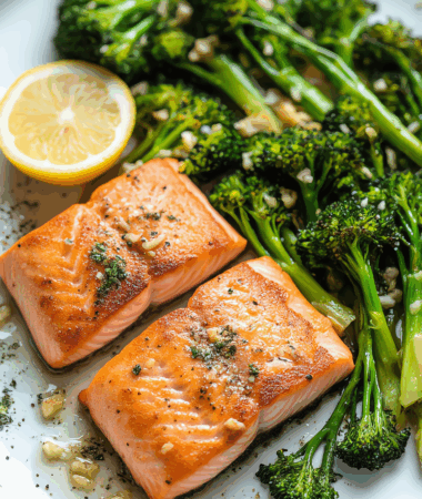 Garlicky Salmon & Broccoli – One-Skillet Meal